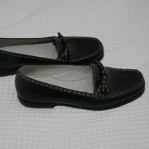 Bass Vintage Stitched Leather Loafers